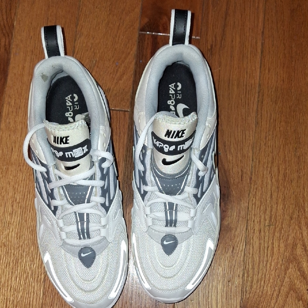 Nike Air Vapor Max. Size 9 White and Black Sneakers Preowned Used